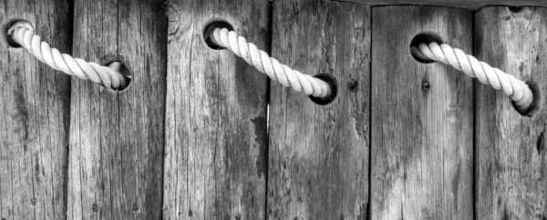 3 cordes sur une porte, noir et blanc, pose longue, krystyne ramon photos de paysages mer