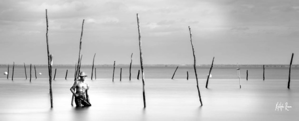 pécheur en bronze dans l'eau, pose longue, krystyne ramon photos de paysages mer