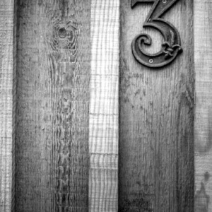 numero 3 sur porte en bois, krystyne ramon photos de paysages mer