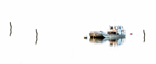 plate sur l'eau en couleur, fond blanc, krystyne ramon photos de paysages mer