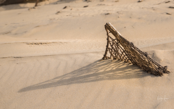 ombre filet planté dans le sable, krystyne ramon photos de paysages mer