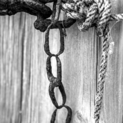 chaine rouillée avec corde usée, noir et balnc, village pécheur, bassin d'arcachon, krystyne ramo