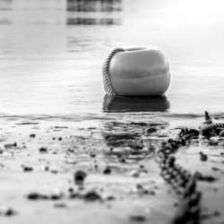 flotteur de balisage, noir et blanc, ombre brise vent dans le sable, océan, bassin d'arcachon, krystyne ramon