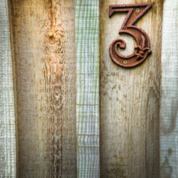 numero 3 sur porte en bois, ombre brise vent dans le sable, océan, bassin d'arcachon, krystyne ramon